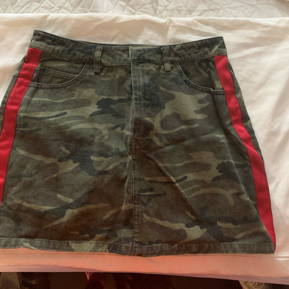 Forever 21 camo skirt. Size large.